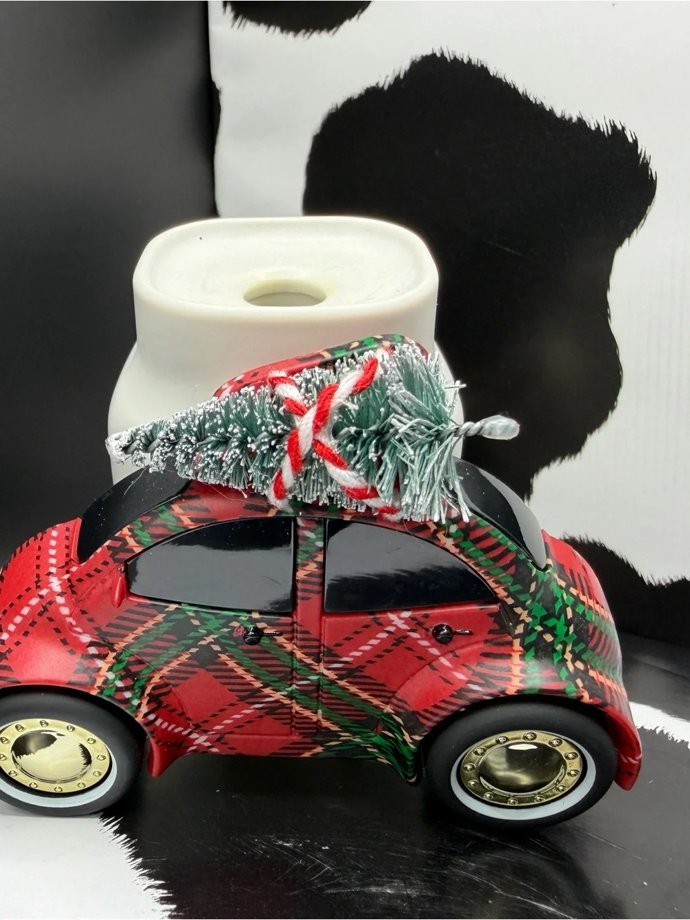 Yankee Candle Plaid Buggy Scent Plug carrying a Christmas Tree